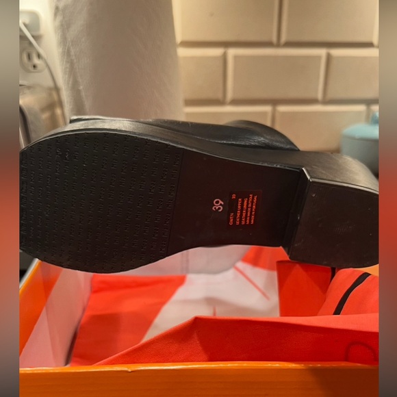 Black Leather Miz Mooz Sandals, Sz 39 - Picture 4 of 6